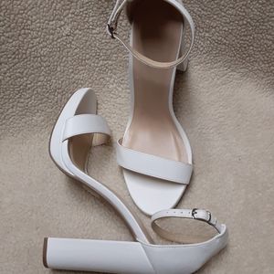 Wild Diva White 4 inch heel ankle strap 1-in platform size 10
